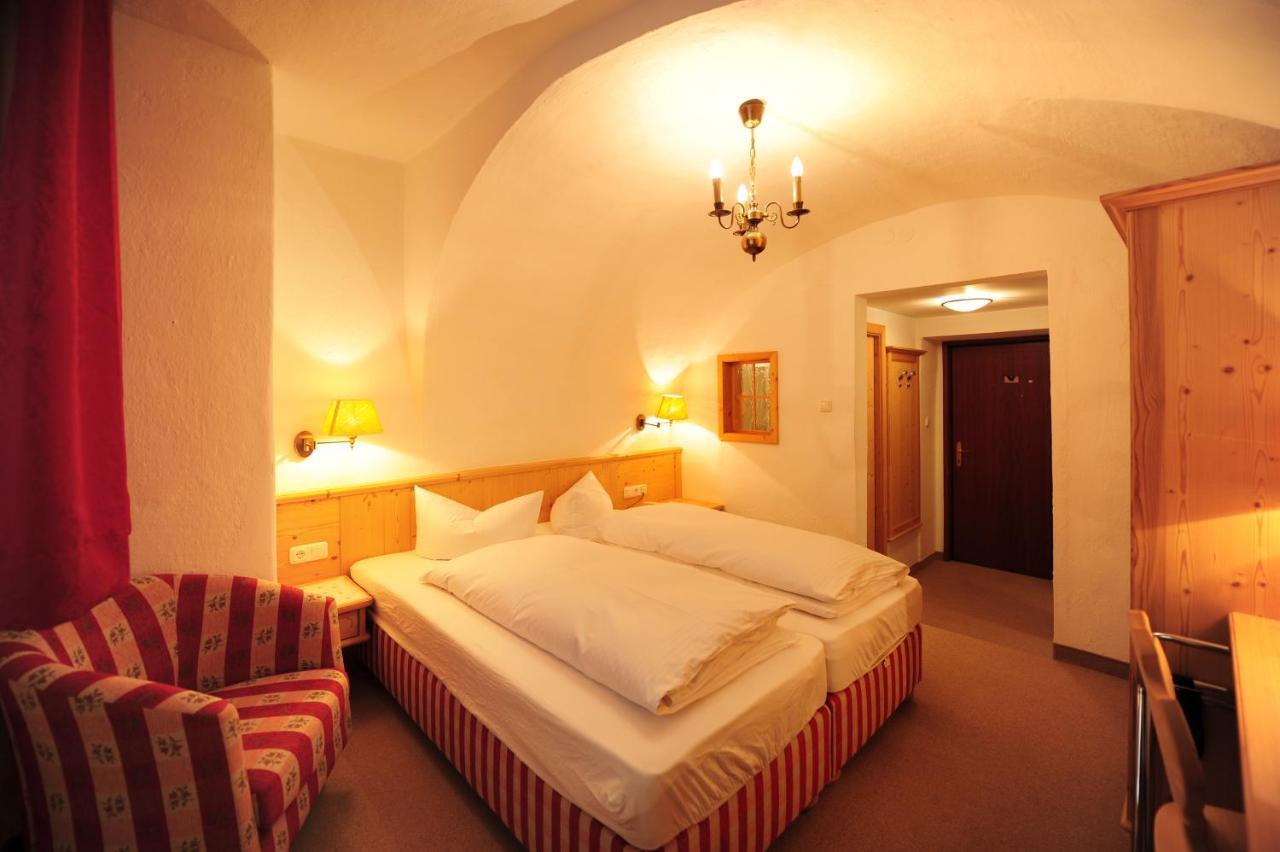 Hotel Krone Matrei am Brenner Exterior photo