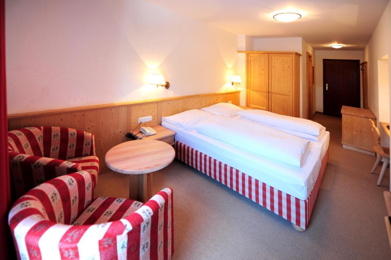 Hotel Krone Matrei am Brenner Exterior photo