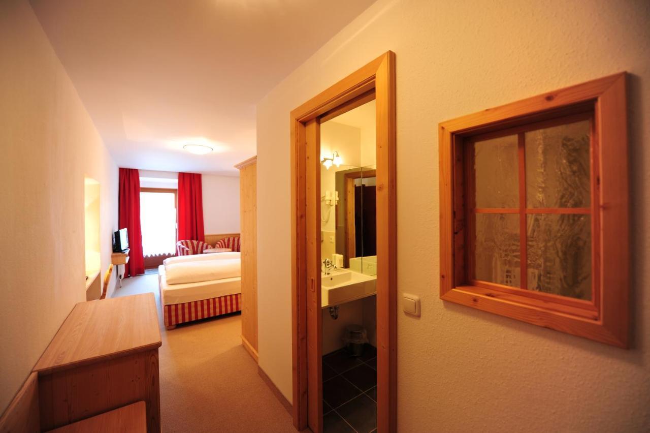 Hotel Krone Matrei am Brenner Exterior photo